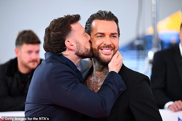 The pair put on an animated display with Sam giving Pete a kiss on the cheek as they posed for the cameras