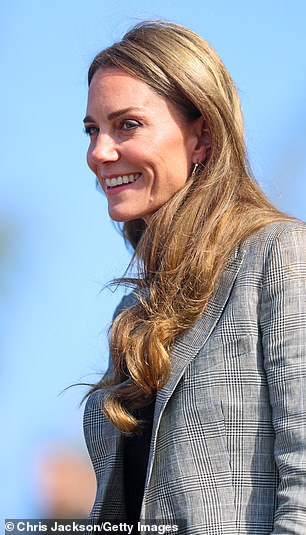 She wore her hair in bronde waves