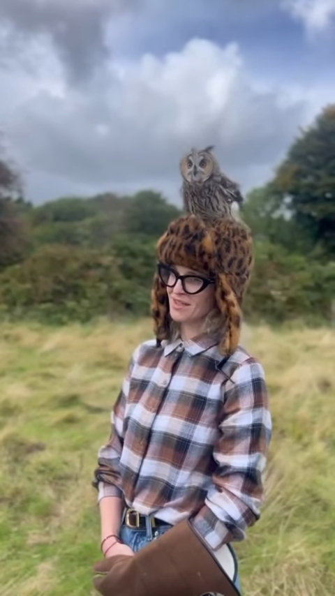 Kelly Osbourne with an owl perched on her hat.