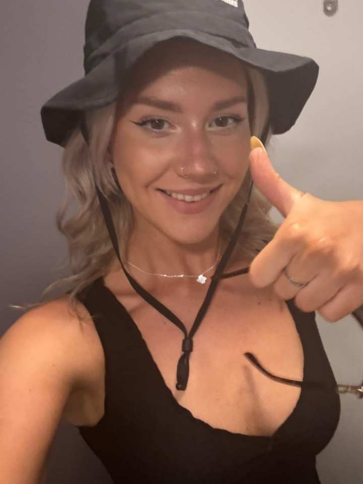 Photo of Dervla Curran giving a thumbs up.