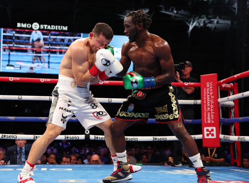 Terence Crawford and Israil Madrimov boxing.