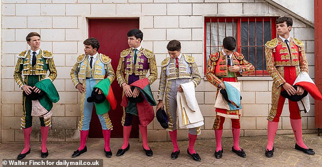 Manuel and his friends compete on the Circuit of the Becerredas, where teenage matadors-in-training, aka 'becerristas', fight to make a name for themselves