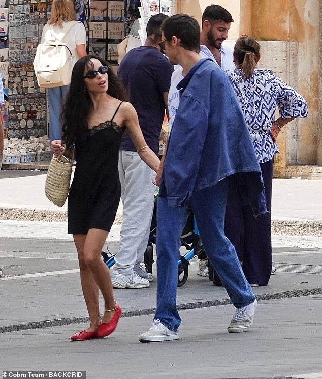 Now, as their relationship apparently heats up, Zoë and Harry were seen demonstrating their ability to travel comfortably together