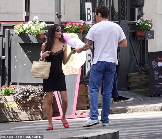 To complete her look, she toted her essentials in a woven straw tote bag