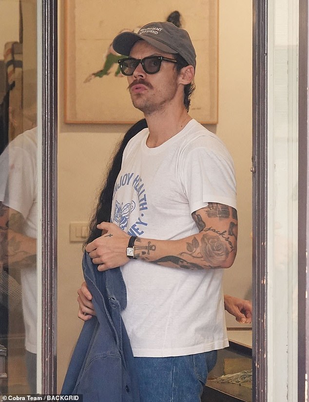 It appeared to be a day of introductions for Harry, who was seen walking hand-in-hand with Zoë after meeting her rock legend father, Lenny, at a local bistro earlier that day