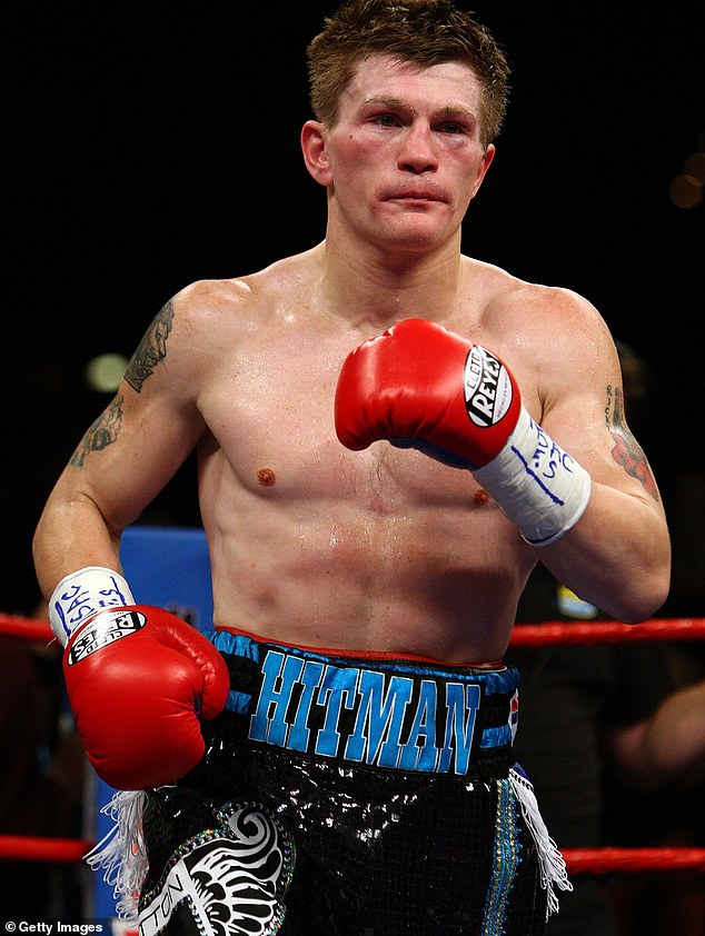 LAS VEGAS - NOVEMBER 22:  Ricky Hatton of England runs around the ring against Paulie Malignaggi during their light-welterweight fight at the MGM Grand Garden Arena November 22, 2008 in Las Vegas, Nevada.  (Photo by John Gichigi/Getty Images)
