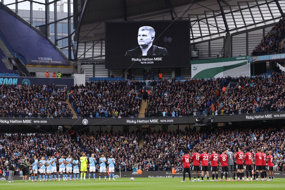 Manchester City and Manchester United players observe a moment of applause for Ricky Hatton.