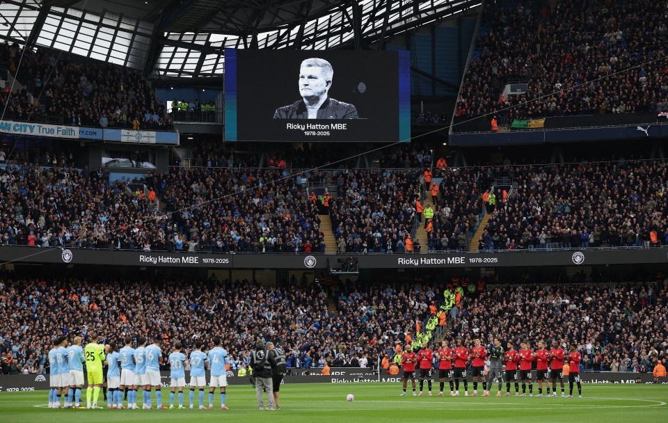 Manchester City and Manchester United players observe a moment of silence for Ricky Hatton.