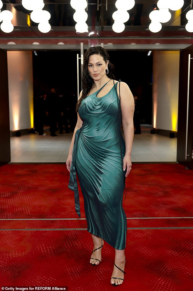 The side ruching and wave pattern on the material of Graham's turquoise one shoulder gown gave mermaid vibes. The runway veteran leaned into the idea, having her long, dark locks styled in a wet look
