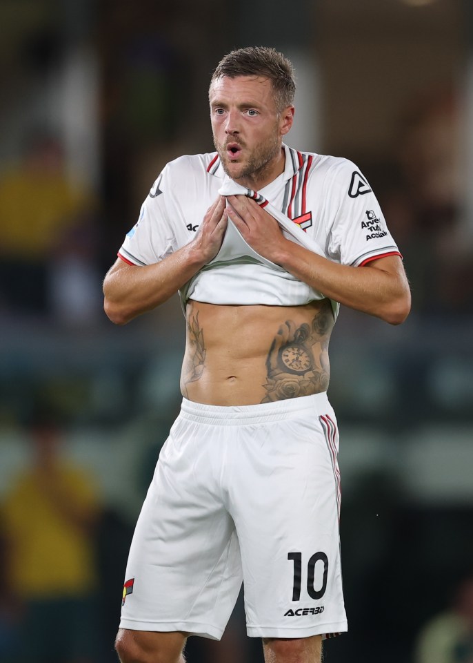 Jamie Vardy of Cremonese lifting his shirt to reveal tattoos on his abdomen during a Serie A match.