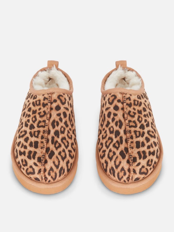 Shoppers going wild after spotting a gorgeous dupe of comfy autumn shoe thats £116 less than posh designer version, , https://www.primark.com/en-gb/p/minimalist-clog-slippers-multi-991139022935?selectedSku=211603267&gad_source=1&gad_campaignid=22158052747&gbraid=0AAAAADffWK7jjrPclLVIR8X5GpFTOyQ-e&gclid=Cj0KCQjw8p7GBhCjARIsAEhghZ3PG6GpJyDqdNdcmXzTBv2aHlz_JE4b-OqA8LuDpttonesQt2ByK9IaAioWEALw_wcB