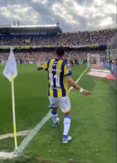 Angel Di Maria walking away from a corner flag in a stadium.