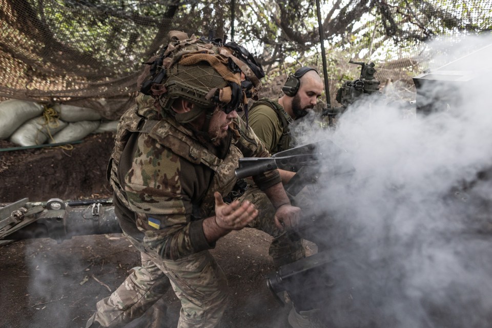 Ukrainian soldier loading a 105mm OTO Melara artillery shell.