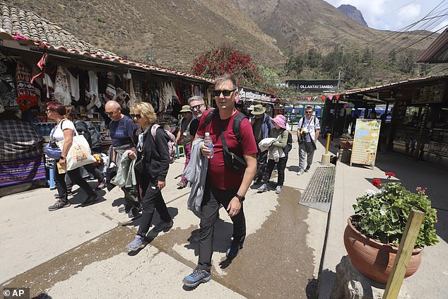 Tourists wait be evacuated from Ollantaytambo, Peru, due to a railway blockade, Tuesday, Sept. 16, 2025