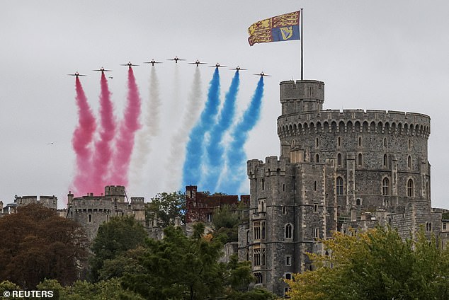 The RAF Red Arrows perform a flypast over Windsor Castle during U.S. President Donald Trump and first lady Melania Trump's state visit, in Windsor, Britain, September 17, 2025.â¿¯ REUTERS/Toby Melville