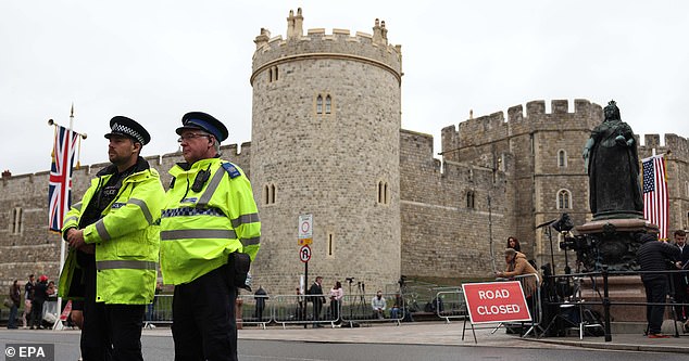 epa12384228 Police patrol at Windsor Castle in Windsor, Britain, 17 September 2025. Britain's King Charles III is to host US President Trump during his official state visit to the UK from 17 to 19 September 2025.  EPA/NEIL HALL