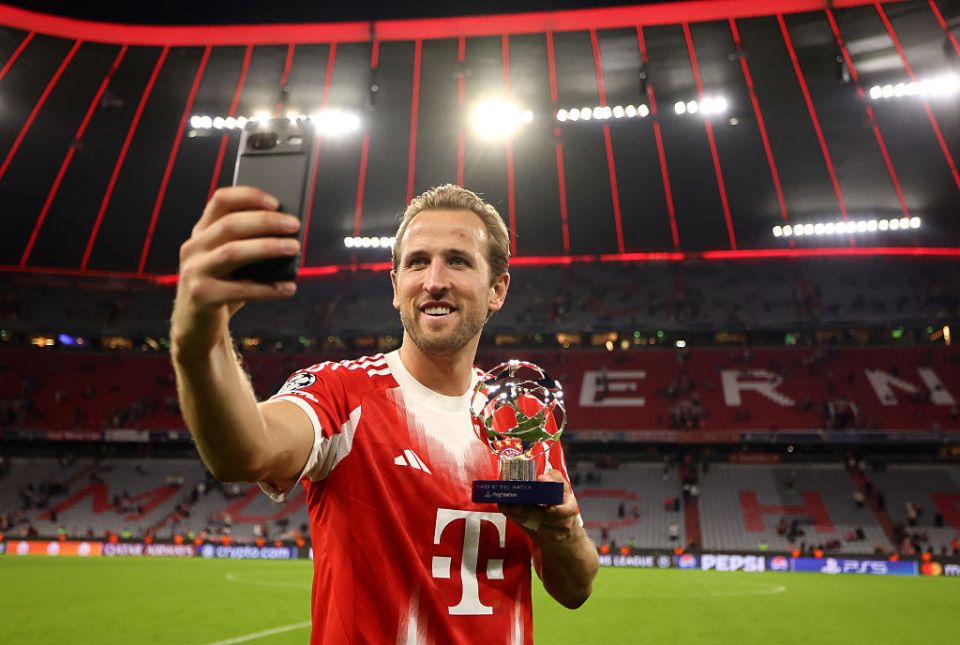 MUNICH, GERMANY - SEPTEMBER 17: Harry Kane of Bayern Munich takes a selfie with the Player of the Match trophy following the UEFA Champions League 2025/26 League Phase MD1 match between FC Bayern München and Chelsea FC at Football Arena Munich on September 17, 2025 in Munich, Germany. (Photo by Jasmin Walter - UEFA/UEFA via Getty Images)