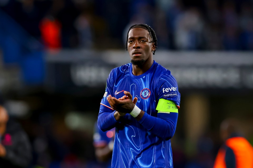Chelsea FC player Axel Disasi clapping.