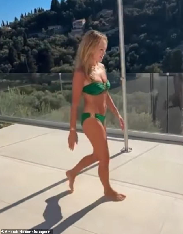 Amanda looked incredible as she strolled along the sun-soaked patio
