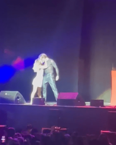 Pete Wicks and Jowita Przystał share a passionate kiss on stage.