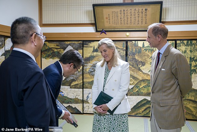 The royal couple met with the Mayor of Koya Town Yoshiya and Wakayama Governor Izumi Miyazaki during the visit