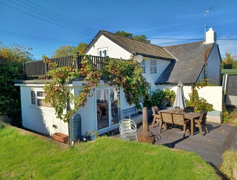 Four bedroom cottage appears too good to be true as it hits market...until house hunters spot something