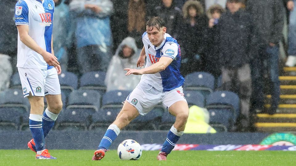 Blackburn Rovers defender Taylor Gardner-Hickman (5) controls the ball.