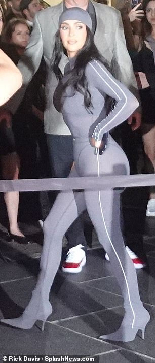 It highlighted her ample behind