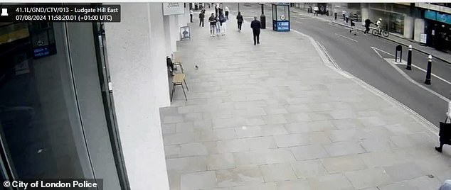 Eventually forced to abandon his bike, the phone thief then proceeds to run across the road away from the furious Londoners