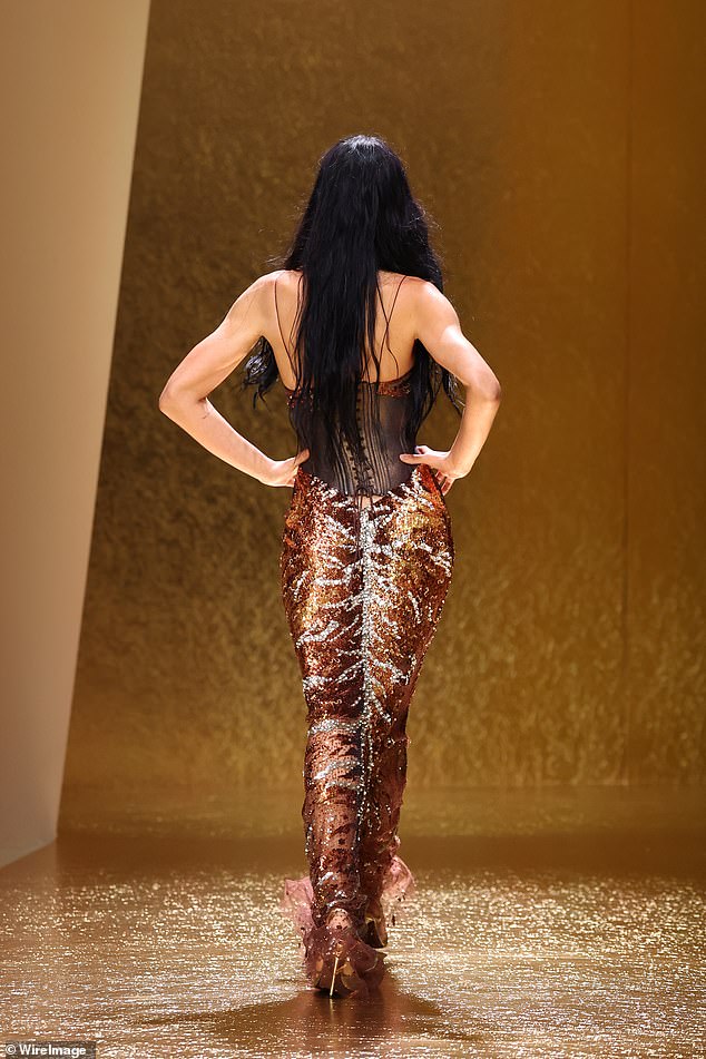The star wore her jet black hair down for the show as she commanded the attention of the crowd