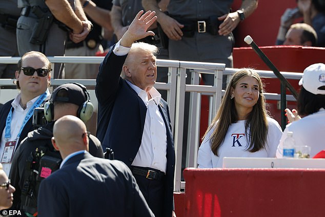 epa12408418 US President Donald Trump acknowledges the crowd at the 2025 Ryder Cup golf tournament at the Bethpage Black Golf Course in Farmingdale, New York, USA, 26 September 2025. US President Donald Trump attended the afternoon session of the Ryder Cup.  EPA/ERIK S. LESSER
