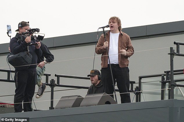 This was notably the first time that the latter has been performed outwith of the singer's ongoing tour, which stops in Nottingham's Motorpoint Arena tonight