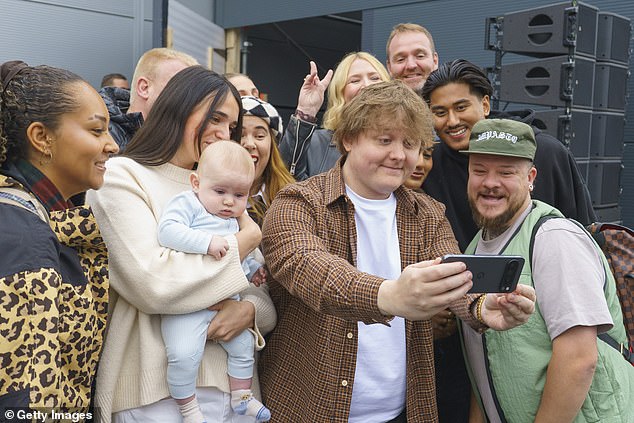 As well as treating Aldi customers to the performance, the singer stopped to take selfies with fans
