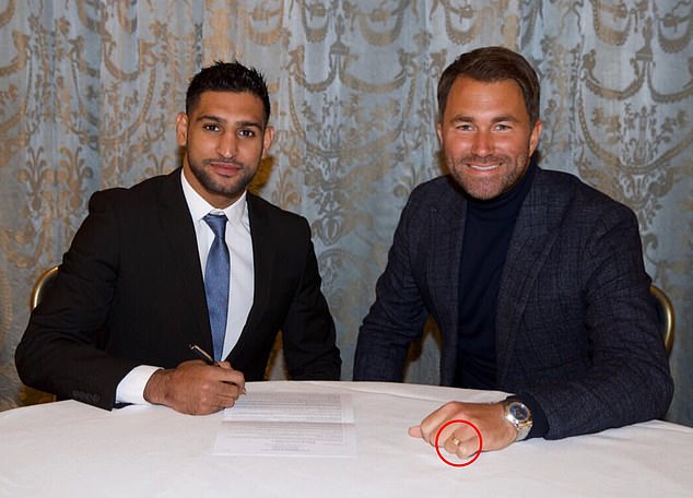 Now you see it: Eddie was pictured wearing his wedding ring with Amir Khan back in 2015