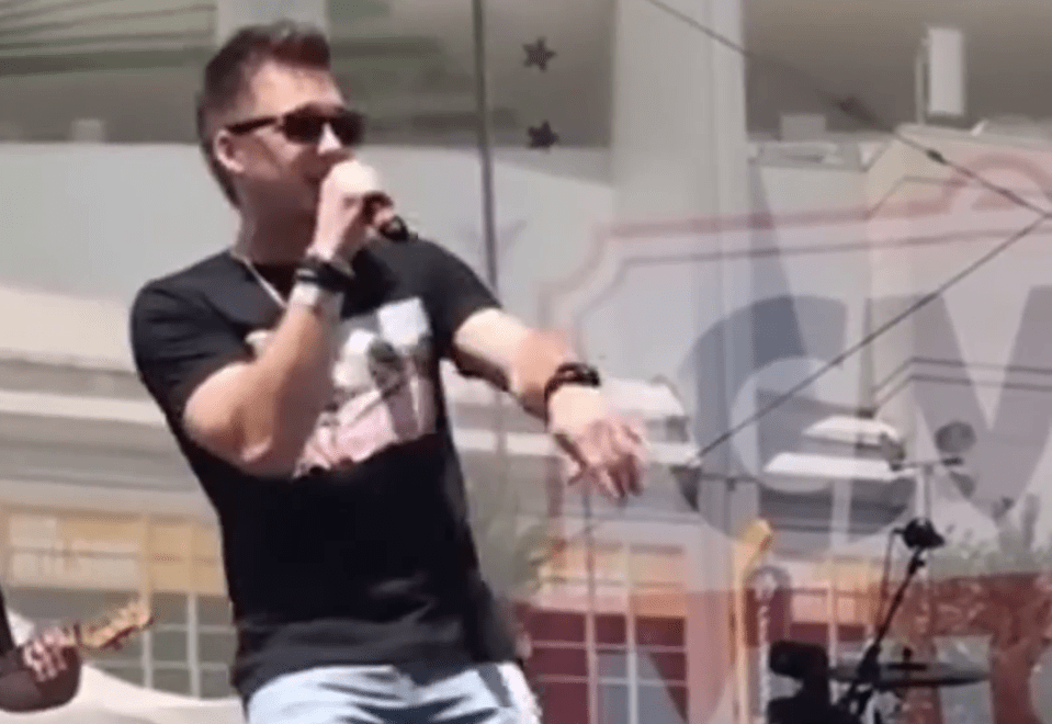 Morgan Wallen performing live.