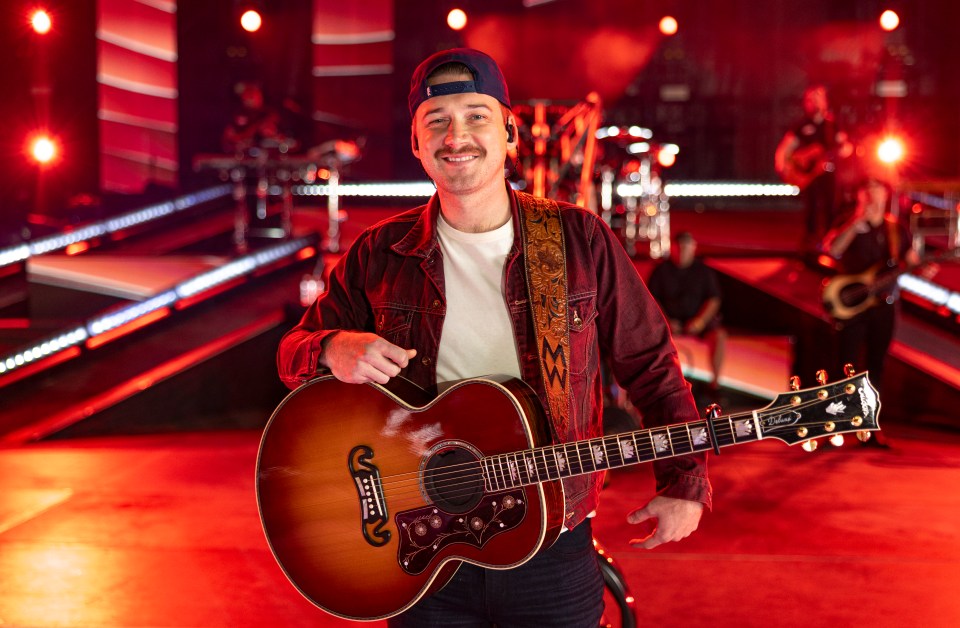 Morgan Wallen performing "'98 Braves" at the 2023 Billboard Music Awards.