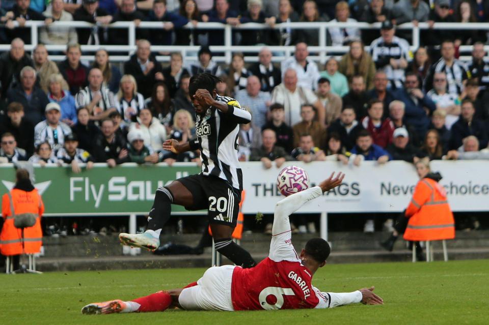 Anthony Elanga's cross is blocked by Gabriel's arm resulting in a penalty check.
