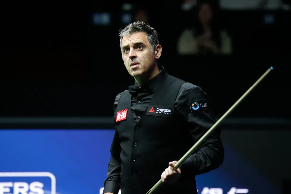 Ronnie O'Sullivan reacting in a snooker match at Luwan Gymnasium.