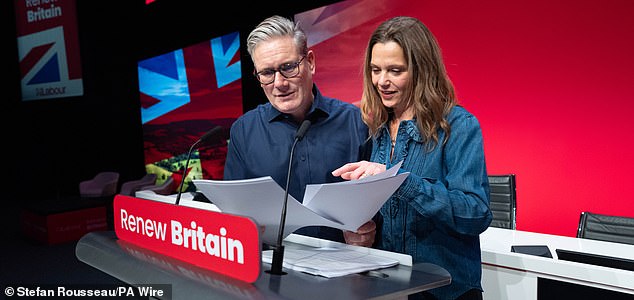 Prime Minister Sir Keir Starmer, with his wife Lady Victoria Starmer, rehearsing his Labour Party conference keynote speech before he addresses delegates at the ACC in Liverpool on Tuesday. Picture date: Sunday September 28, 2025. PA Photo. Photo credit should read: Stefan Rousseau/PA Wire