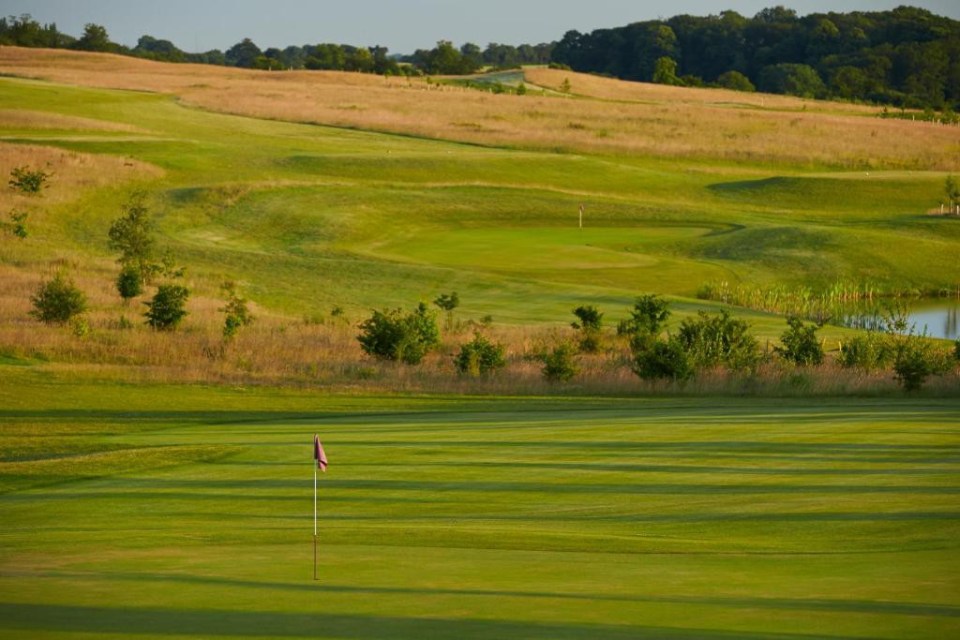 Luton Hoo Hotel golf course, https://www.booking.com/hotel/gb/luton-hoo-golf-and-spa.en-gb.html