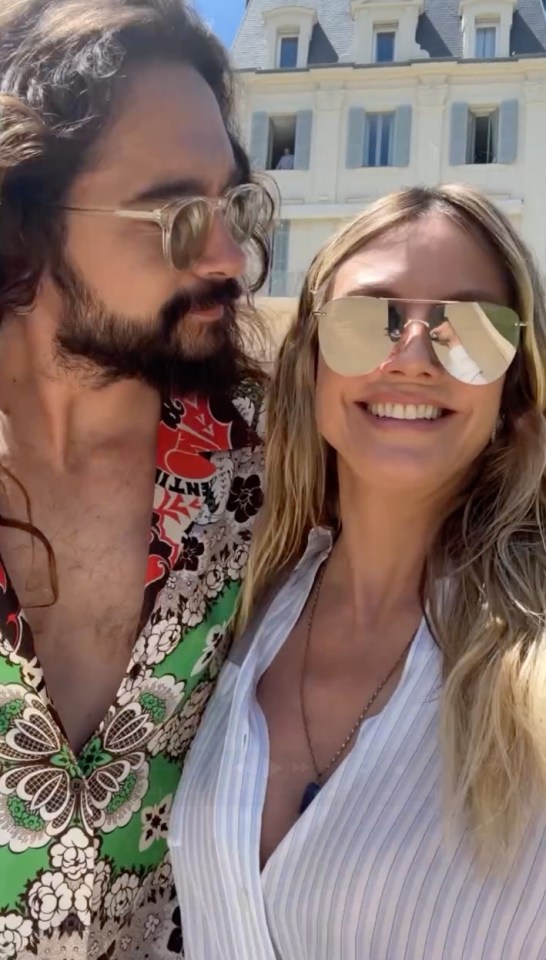 Heidi Klum and Tom Kaulitz smiling for a selfie.