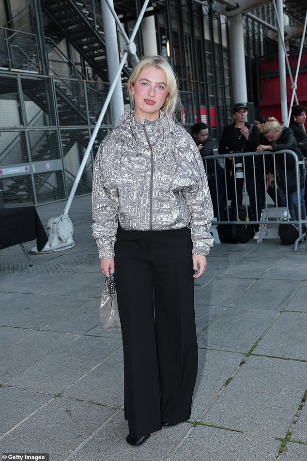 Anais Gallagher chose a more laid-back look for the show, dressed in a 90s-inspired white bomber jacket