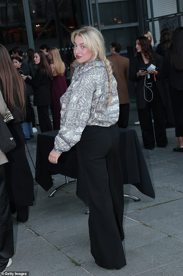 The model posed up a storm in her casual outfit as she headed into the show