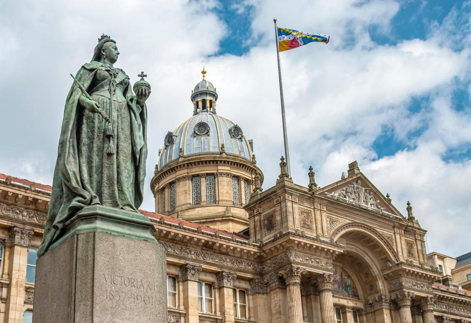 Bronze statue of Queen Victoria in front of the Birmingham Museum & Art Gallery and Council House.