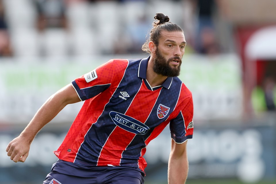 Andy Carroll of Dagenham & Redbridge playing football.