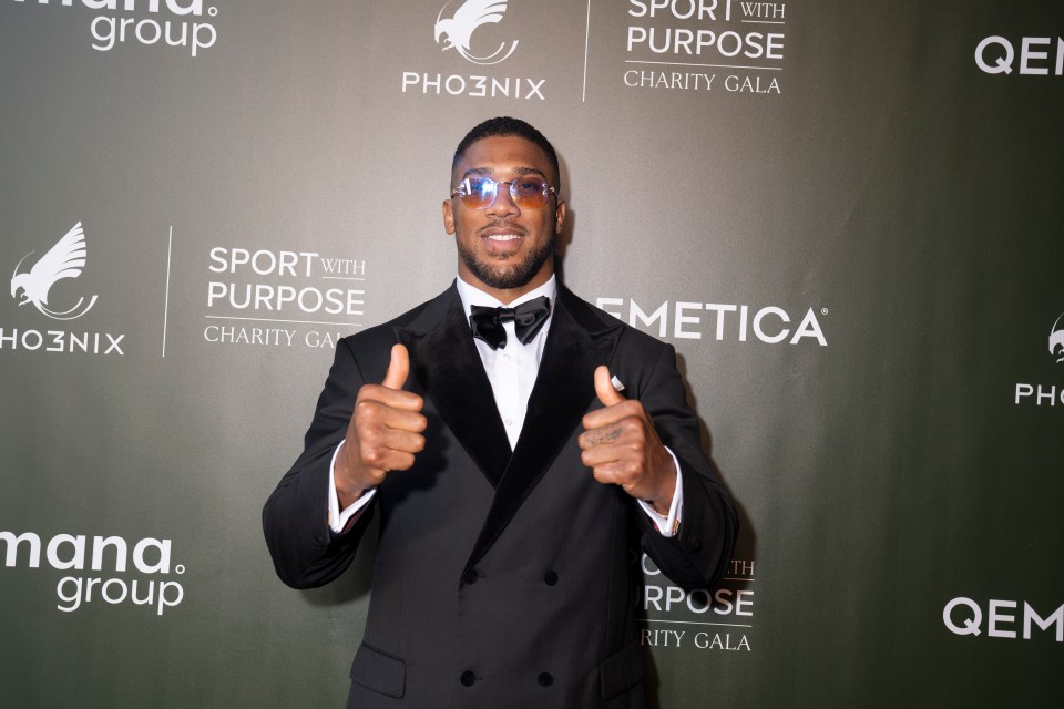 Anthony Joshua giving two thumbs up at the Pho3nix Foundation Awards.