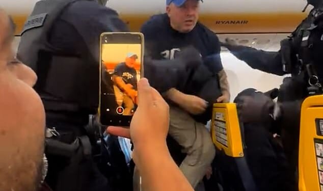 A British father is facing up to five years in prison after attempting to ¿open the doors¿ of a packed Ryanair plane while it was in mid-flight