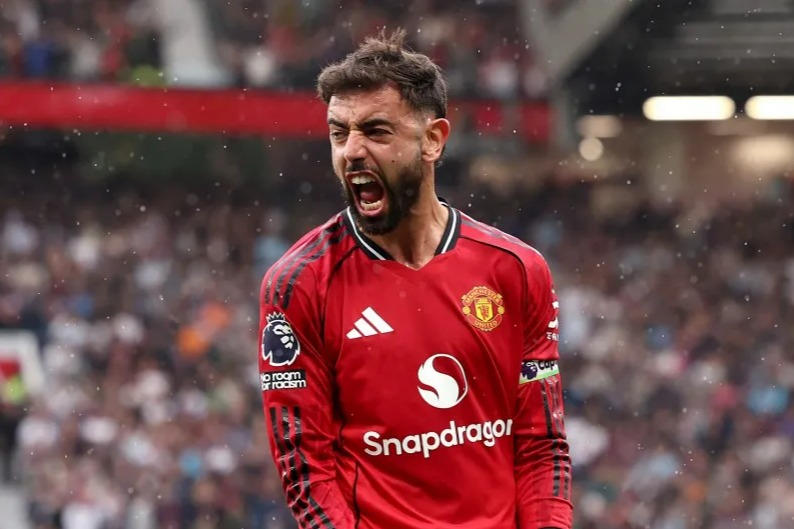 Manchester United captain Bruno Fernandes celebrates.