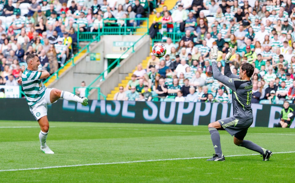 06.09.2025 Celtic Legends v Manchester United Legends, Charity Match .............................. Scott McDonald shoots over