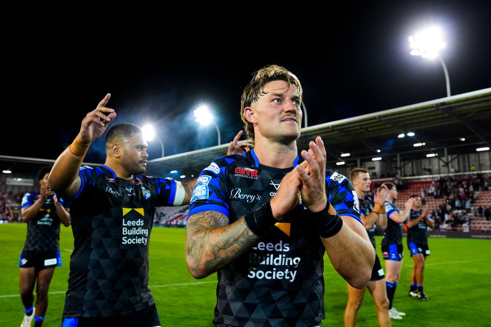 Leeds Rhinos rugby players applauding.